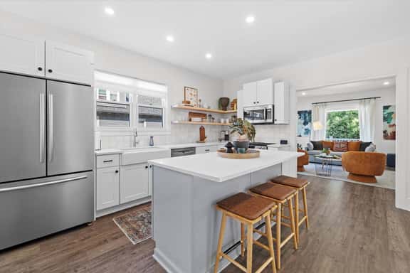 Fully stocked kitchen + coffee nook ☕️