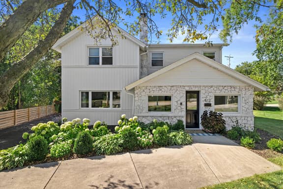 Well Appointed Home Steps from Pewaukee Lake